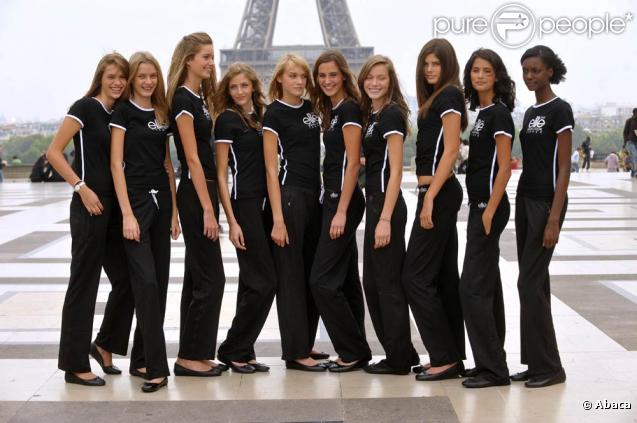 Les finalistes françaises du concours Elite Model Look en visite au Trocadéro, à Paris, le 16 septembre 2009.