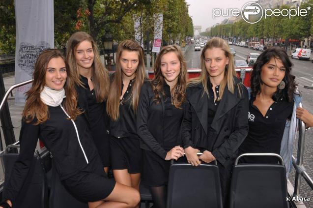 Les finalistes françaises du concours Elite Model Look en visite au Trocadéro, à Paris, le 16 septembre 2009.