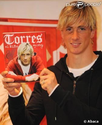Fernando Torres présente à Anfield Road son autobiographie :  El Nino : My Story . Il a 25 ans.