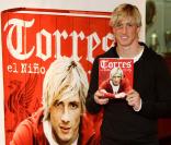 Fernando Torres présente à Anfield Road son autobiographie :  El Nino : My Story . Il a 25 ans.