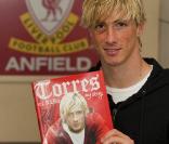 Fernando Torres présente à Anfield Road son autobiographie :  El Nino : My Story . Il a 25 ans.