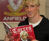 Fernando Torres présente à Anfield Road son autobiographie :  El Nino : My Story . Il a 25 ans.