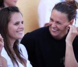 Esther Baron et son amie Laure Manaudou 