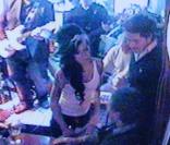 Amy Winehouse donne un concert improvisé dans un club de Londres, puis sort en pleine bousculade...