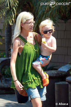 Tori Spelling sur Miami Beach avec son Liam.