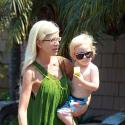 Tori Spelling maigrissime et mal habillée... en balade avec son fils Liam sur la plage de Malibu !