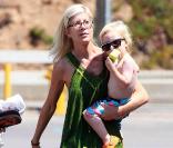 Tori Spelling sur Miami Beach avec son Liam.