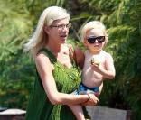 Tori Spelling sur Miami Beach avec son Liam.