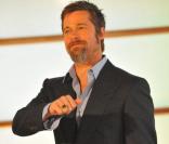 Brad Pitt continue son show en Espagne : élégant, décontracté, bien chaussé... mais très poilu !