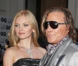 Mickey Rourke fait rompre les fiançailles d'un top model... et s'éclate avec une autre belle fille ! Encore dans un sale état le Mickey...
