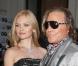 Mickey Rourke fait rompre les fiançailles d'un top model... et s'éclate avec une autre belle fille ! Encore dans un sale état le Mickey...