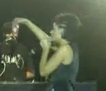 Sheryfa Luna se fait attaquer à coups de bouteilles de soda en plein concert en Belgique.