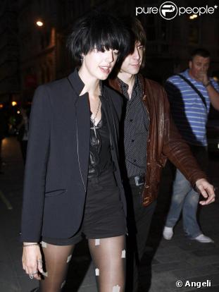 Agyness Deyn au défilé House of Holland avec son amoureux le 21/09/09 à Londres