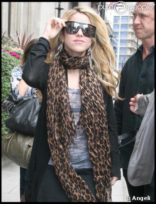 Shakira surprise à la sortie de son hôtel à Londres le 22 septembre 2009