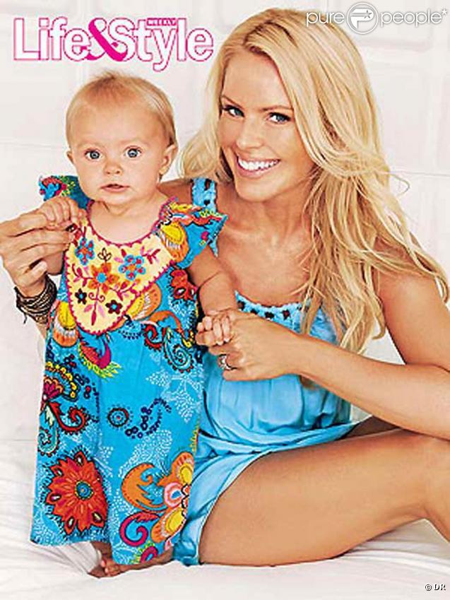 Gena Lee Nolin pose avec sa fille Stella Monroe, bientôt 1 an pour le magazine Life&Style