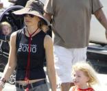 Justine Bateman amène sa fille Olivia Fluent dans un farmer's market de Los Angeles le 27 septembre 2009