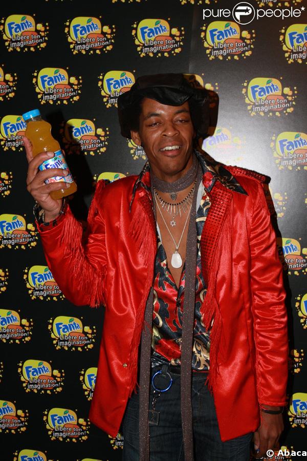 Bertrand de la Star Ac est venu buller à la soirée Fanta