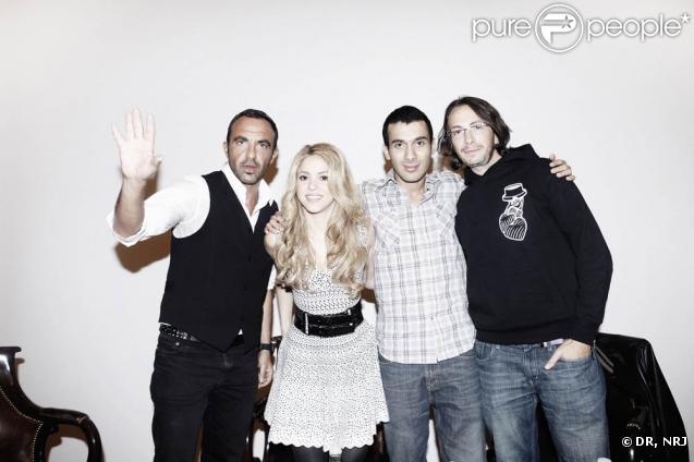 Shakira, en compagnie de l'équipe du  6/9 .