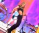 Shakira, invitée du Grand Journal de Canal+ ce mercredi 30 septembre, interprète She Wolf en live.