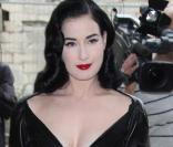 Dita Von Teese au défilé Dior le 2/10/09 au Jardin des Tuileries à Paris