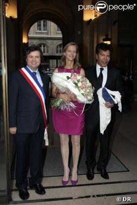 Igor Bogdanoff et son épouse Amélie de Bourbon Parme à la sortie de la mairie du XVIe le 1er octobre
