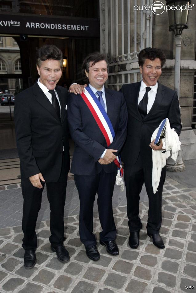 Igor Bogdanoff et son frère jumeau Grichka à la sortie de la mairie du XVIe le 1er octobre