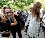 Lorànt Deutsch et sa femme Marie-Julie Baup lors de leur mariage le 3 octobre 2009.