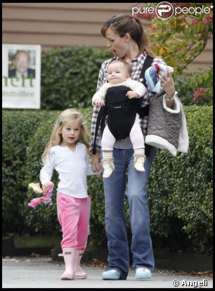 Jennifer Garner à Boston avec ses filles Violet et Seraphina ( 4 octobre 2009)