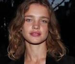 Natalia Vodianova lors du défilé de la collection printemps/été 2010 prêt-à-porter d'Yves Saint Laurent, à l'occasion de la Fashion Week parisienne, au Palais de Tokyo, le 5 octobre !