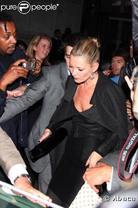 Kate Moss lors du défilé de la collection printemps/été 2010 prêt-à-porter d'Yves Saint Laurent, à l'occasion de la Fashion Week parisienne, au Palais de Tokyo, le 5 octobre !