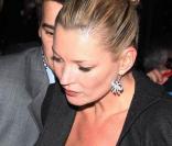 Kate Moss lors du défilé de la collection printemps/été 2010 prêt-à-porter d'Yves Saint Laurent, à l'occasion de la Fashion Week parisienne, au Palais de Tokyo, le 5 octobre !