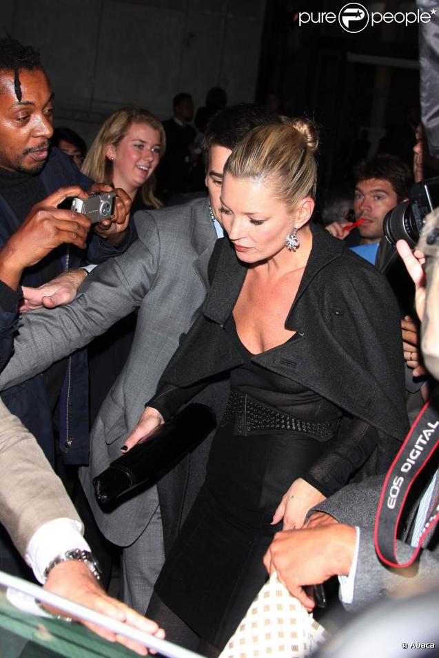 Kate Moss lors du défilé de la collection printemps/été 2010 prêt-à-porter d'Yves Saint Laurent, à l'occasion de la Fashion Week parisienne, au Palais de Tokyo, le 5 octobre !
