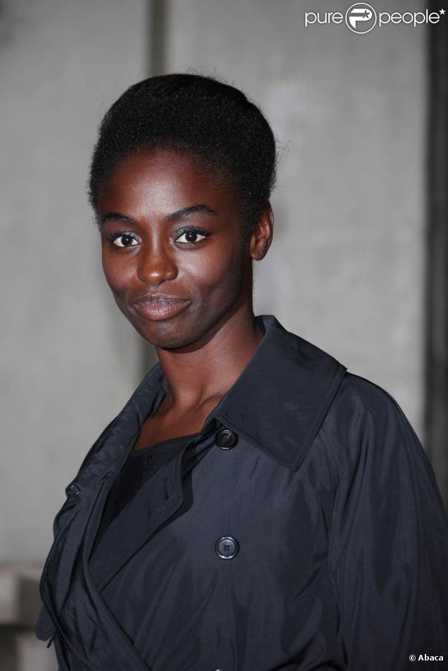 Aïssa Maïga lors du défilé de la collection printemps/été 2010 prêt-à-porter d'Yves Saint Laurent, à l'occasion de la Fashion Week parisienne, au Palais de Tokyo, le 5 octobre !