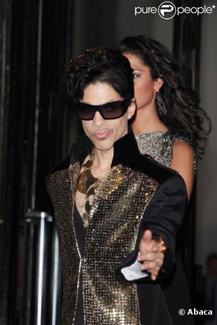 Prince lors du défilé de la collection printemps/été 2010 prêt-à-porter d'Yves Saint Laurent, à l'occasion de la Fashion Week parisienne, au Palais de Tokyo, le 5 octobre !