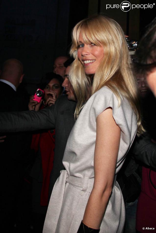 Claudia Schiffer très en beauté lors du défilé de la collection printemps/été 2010 prêt-à-porter d'Yves Saint Laurent, à l'occasion de la Fashion Week parisienne, au Palais de Tokyo, le 5 octobre !