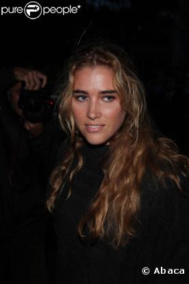 Vahina Giocante lors du défilé de la collection printemps/été 2010 prêt-à-porter d'Yves Saint Laurent, à l'occasion de la Fashion Week parisienne, au Palais de Tokyo, le 5 octobre !
