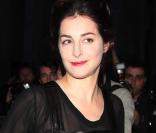 Amira Casar lors du défilé de la collection printemps/été 2010 prêt-à-porter d'Yves Saint Laurent, à l'occasion de la Fashion Week parisienne, au Palais de Tokyo, le 5 octobre !