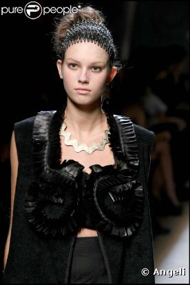 Le défilé de la collection printemps/été 2010 prêt-à-porter de la maison Yves Saint Laurent, dessinée par Stefano Pilati, au Palais de Tokyo, le 5 octobre 2009 !