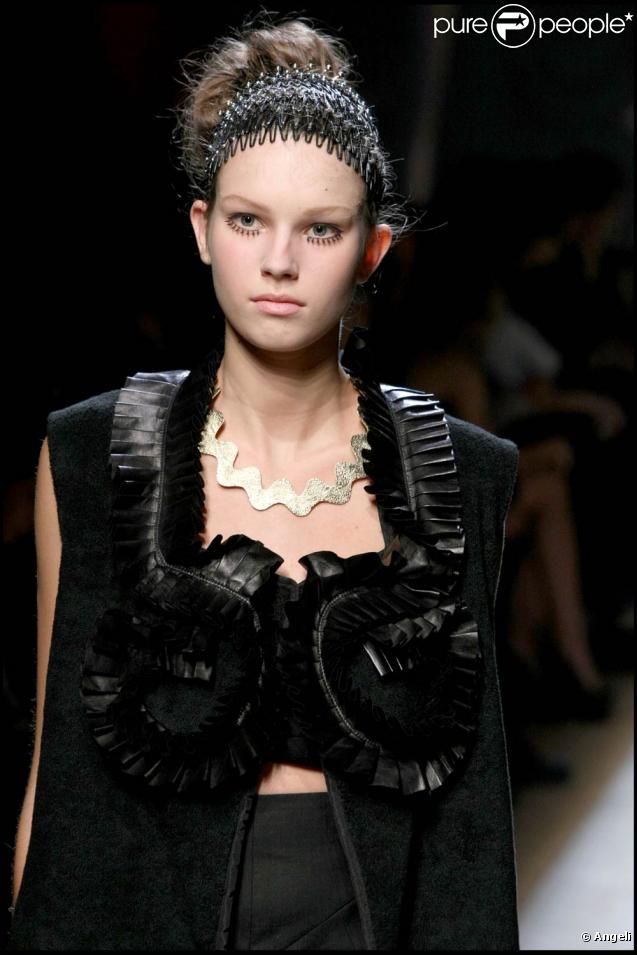 Le défilé de la collection printemps/été 2010 prêt-à-porter de la maison Yves Saint Laurent, dessinée par Stefano Pilati, au Palais de Tokyo, le 5 octobre 2009 !