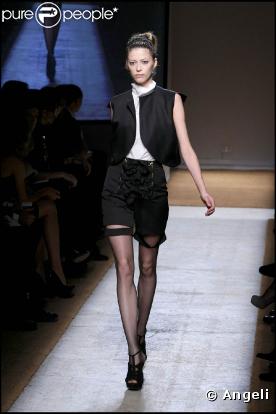 Le défilé de la collection printemps/été 2010 prêt-à-porter de la maison Yves Saint Laurent, dessinée par Stefano Pilati, au Palais de Tokyo, le 5 octobre 2009 !