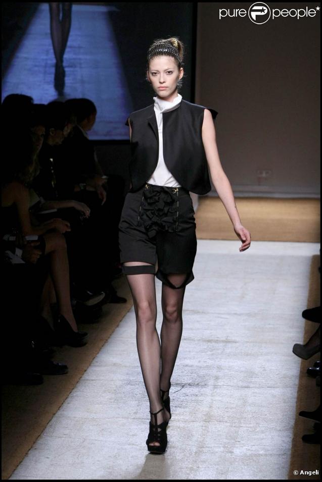 Le défilé de la collection printemps/été 2010 prêt-à-porter de la maison Yves Saint Laurent, dessinée par Stefano Pilati, au Palais de Tokyo, le 5 octobre 2009 !
