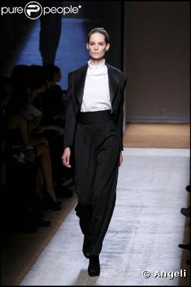 Le défilé de la collection printemps/été 2010 prêt-à-porter de la maison Yves Saint Laurent, dessinée par Stefano Pilati, au Palais de Tokyo, le 5 octobre 2009 !