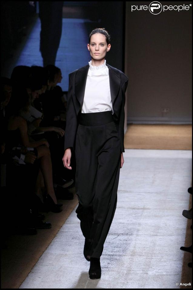 Le défilé de la collection printemps/été 2010 prêt-à-porter de la maison Yves Saint Laurent, dessinée par Stefano Pilati, au Palais de Tokyo, le 5 octobre 2009 !