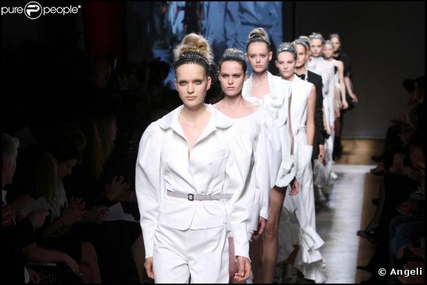 Le défilé de la collection printemps/été 2010 prêt-à-porter de la maison Yves Saint Laurent, dessinée par Stefano Pilati, au Palais de Tokyo, le 5 octobre 2009 !