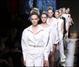 Le défilé de la collection printemps/été 2010 prêt-à-porter de la maison Yves Saint Laurent, dessinée par Stefano Pilati, au Palais de Tokyo, le 5 octobre 2009 !