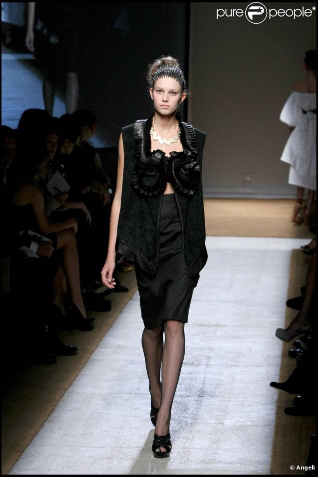 Le défilé de la collection printemps/été 2010 prêt-à-porter de la maison Yves Saint Laurent, dessinée par Stefano Pilati, au Palais de Tokyo, le 5 octobre 2009 !