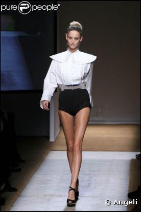 Le défilé de la collection printemps/été 2010 prêt-à-porter de la maison Yves Saint Laurent, dessinée par Stefano Pilati, au Palais de Tokyo, le 5 octobre 2009 !