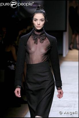 Le défilé de la collection printemps/été 2010 prêt-à-porter de la maison Yves Saint Laurent, dessinée par Stefano Pilati, au Palais de Tokyo, le 5 octobre 2009 !