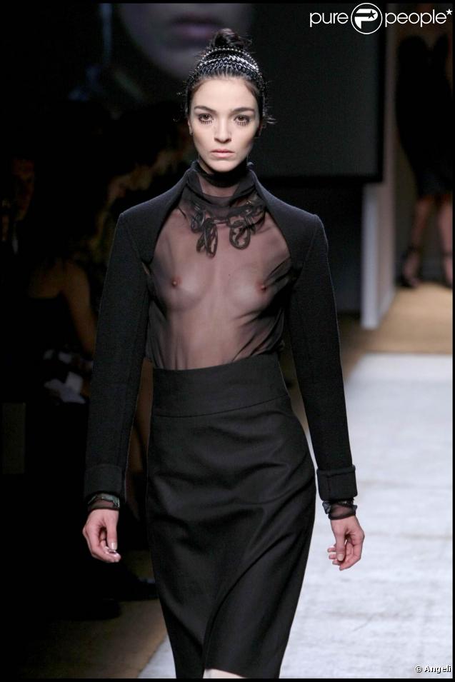 Le défilé de la collection printemps/été 2010 prêt-à-porter de la maison Yves Saint Laurent, dessinée par Stefano Pilati, au Palais de Tokyo, le 5 octobre 2009 !
