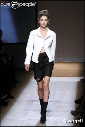 Le défilé de la collection printemps/été 2010 prêt-à-porter de la maison Yves Saint Laurent, dessinée par Stefano Pilati, au Palais de Tokyo, le 5 octobre 2009 !